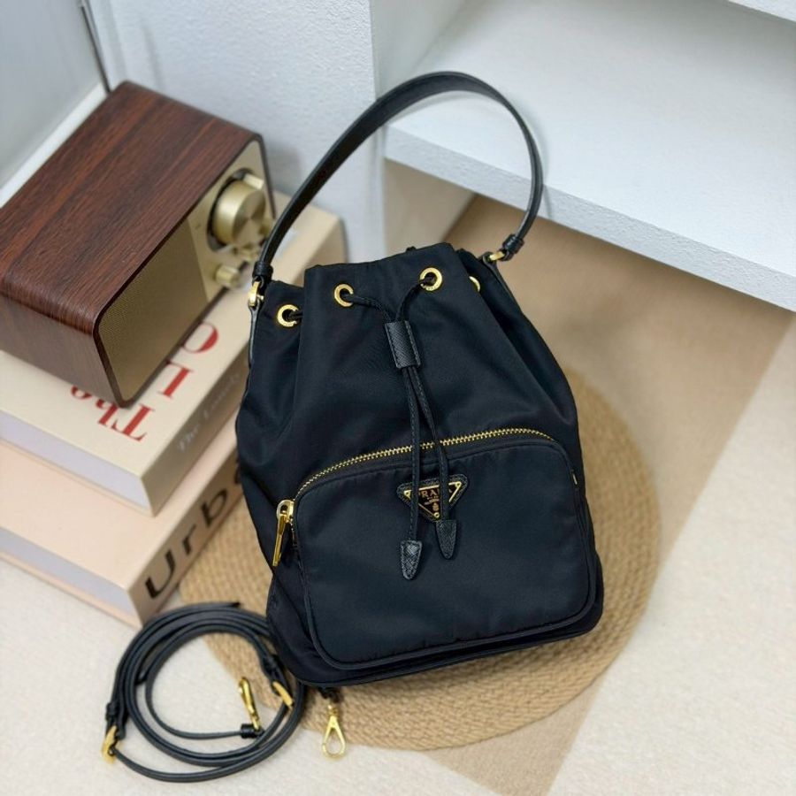 (稀有補貨🫶🏻🫶🏻)🏷️Prada 普拉達.Duet Re-Nylon 小水桶-0