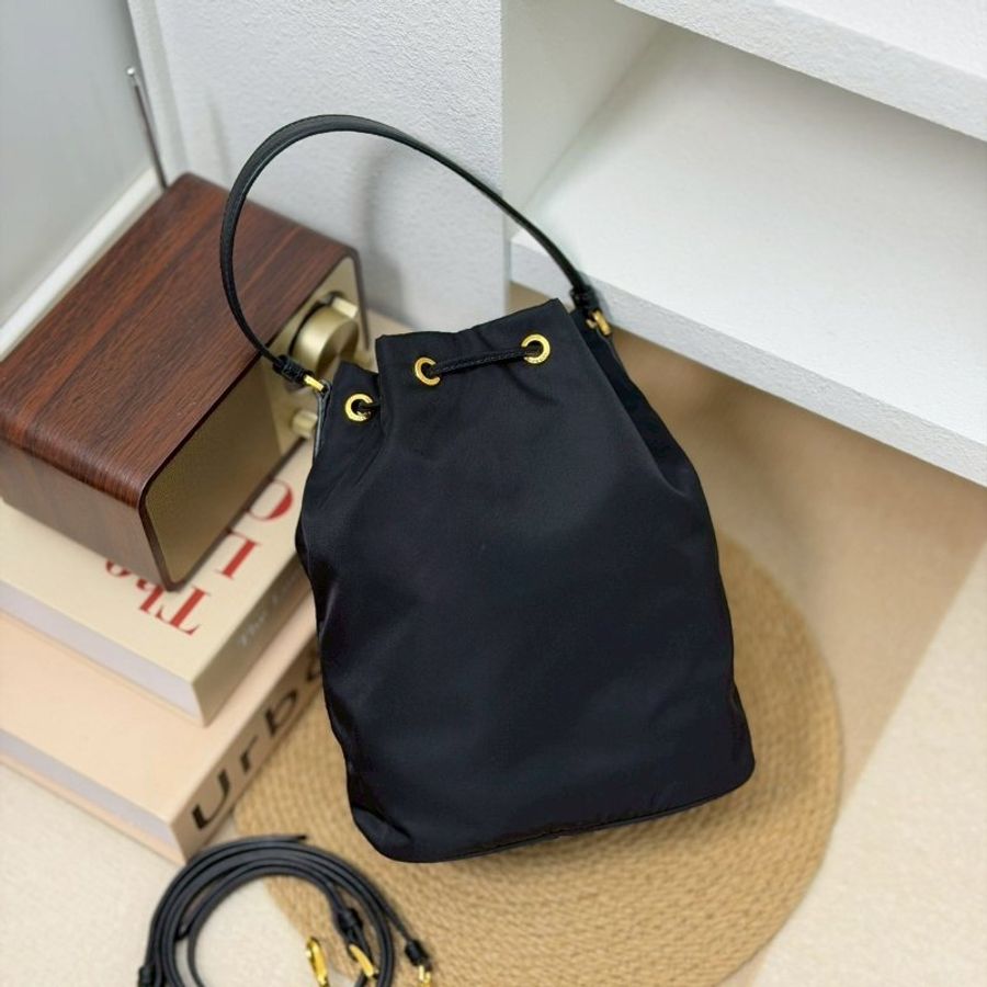 (稀有補貨🫶🏻🫶🏻)🏷️Prada 普拉達.Duet Re-Nylon 小水桶-1