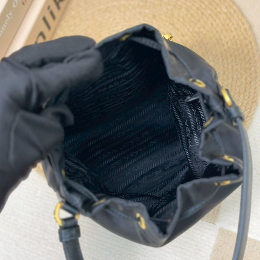 (稀有補貨🫶🏻🫶🏻)🏷️Prada 普拉達.Duet Re-Nylon 小水桶-15