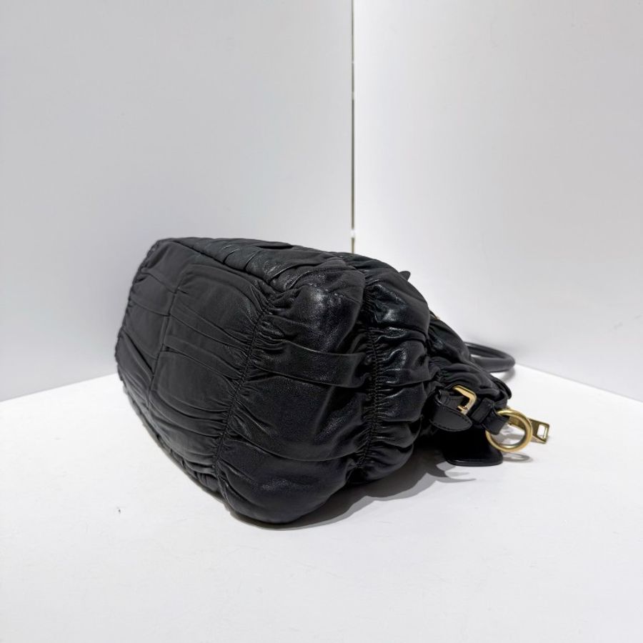 Prada 皺褶 羊皮 托特包 經典黑金配色 手提包斜挎包-7