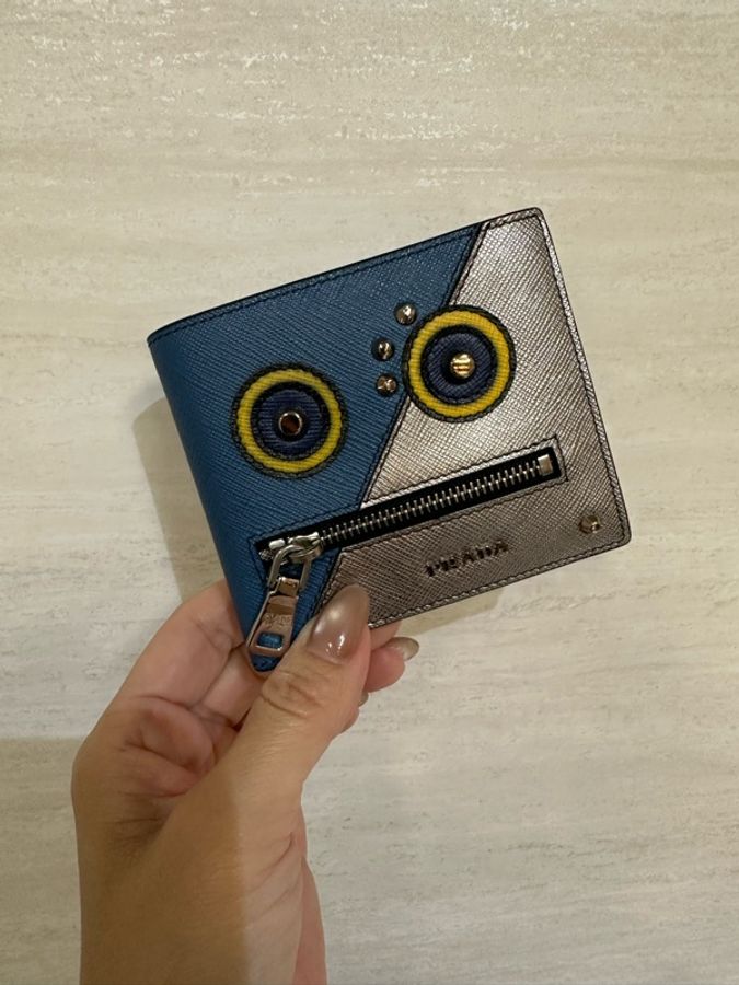 Prada 銀藍色防刮牛皮機器人銀釦對開4卡短夾2MO738-0
