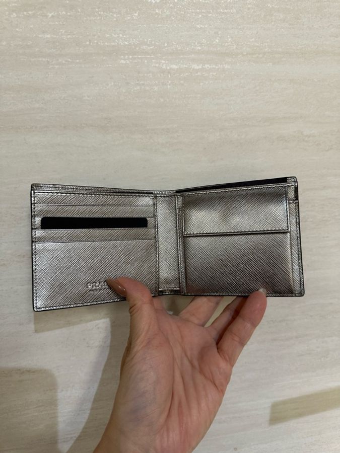 Prada 銀藍色防刮牛皮機器人銀釦對開4卡短夾2MO738-4