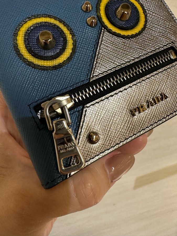 Prada 銀藍色防刮牛皮機器人銀釦對開4卡短夾2MO738-5