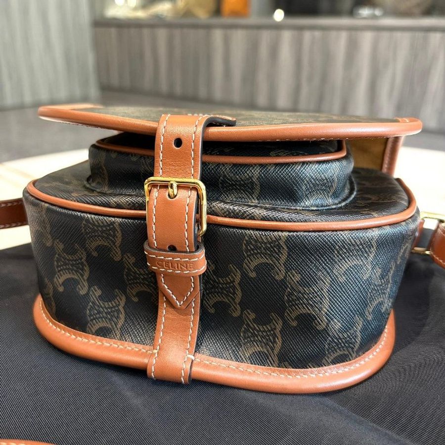 CELINE Folco Triomphe帆布小牛皮飾邊釦式馬鞍包(焦糖色)-2