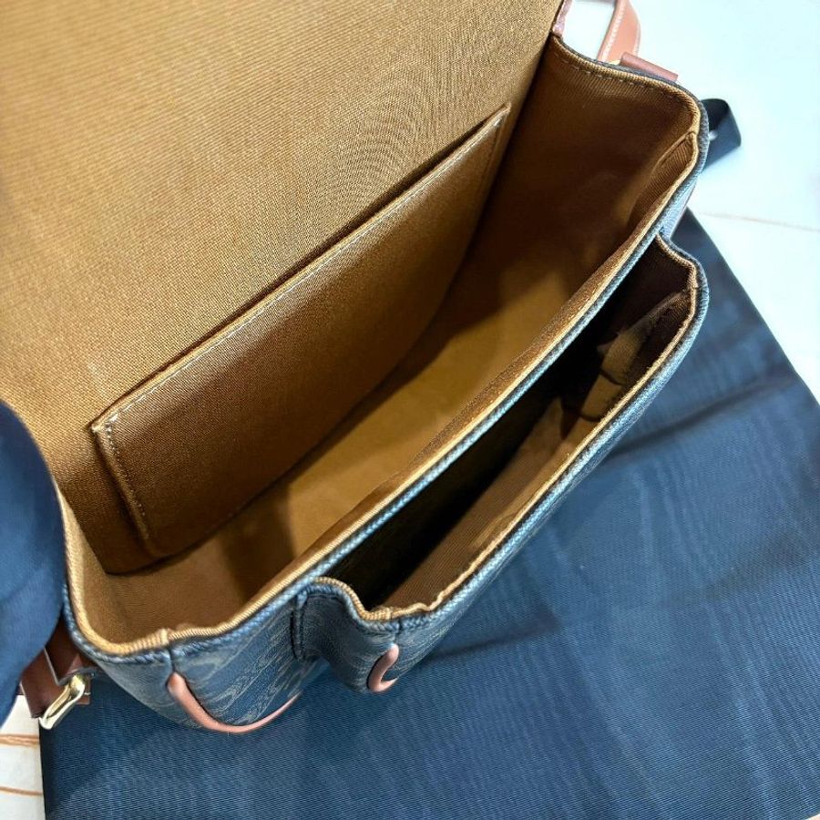 CELINE Folco Triomphe帆布小牛皮飾邊釦式馬鞍包(焦糖色)-6