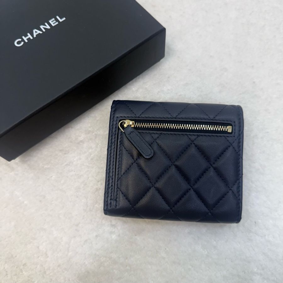 Chanel深藍淡金釦小羊皮三折短夾-1