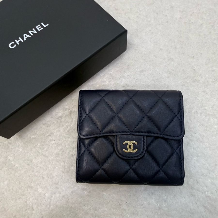 Chanel深藍淡金釦小羊皮三折短夾-6