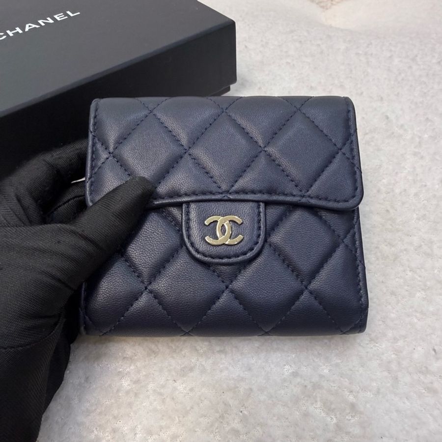 Chanel深藍淡金釦小羊皮三折短夾-7