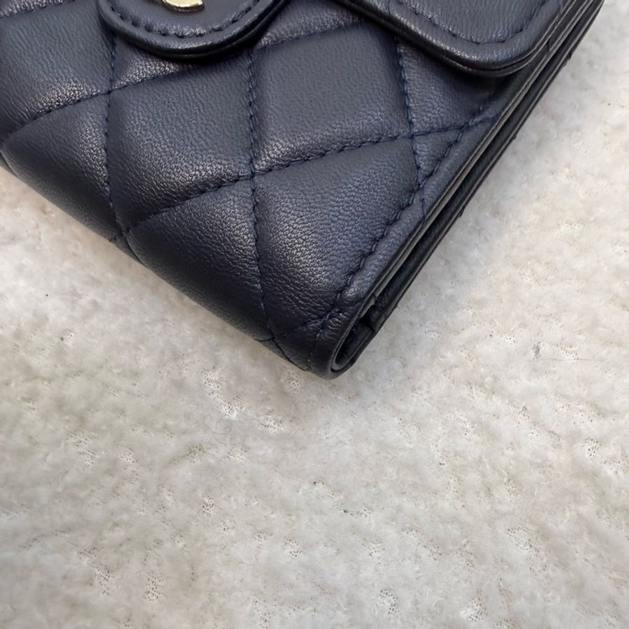 Chanel深藍淡金釦小羊皮三折短夾-9