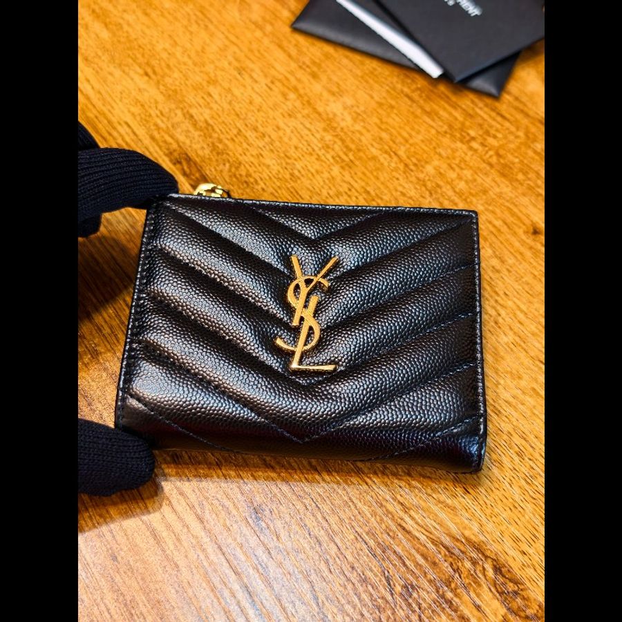 YSL -Monogram經典粒面壓紋皮革對摺錢包(
黑色金Logo)-5