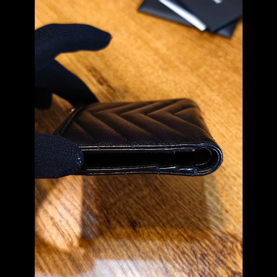 YSL -Monogram經典粒面壓紋皮革對摺錢包(
黑色金Logo)-11