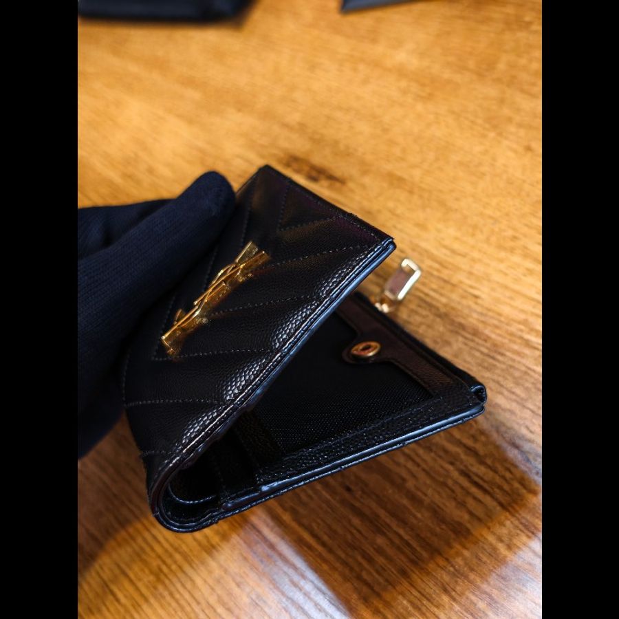 YSL -Monogram經典粒面壓紋皮革對摺錢包(
黑色金Logo)-12