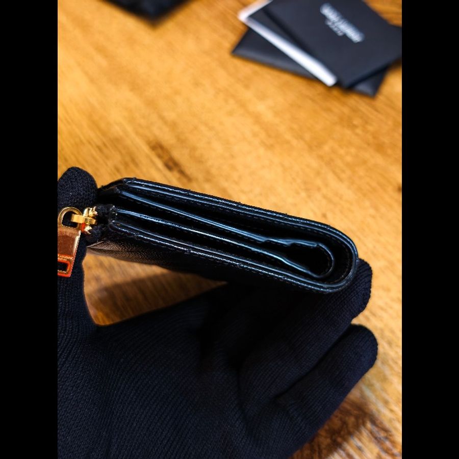 YSL -Monogram經典粒面壓紋皮革對摺錢包(
黑色金Logo)-16