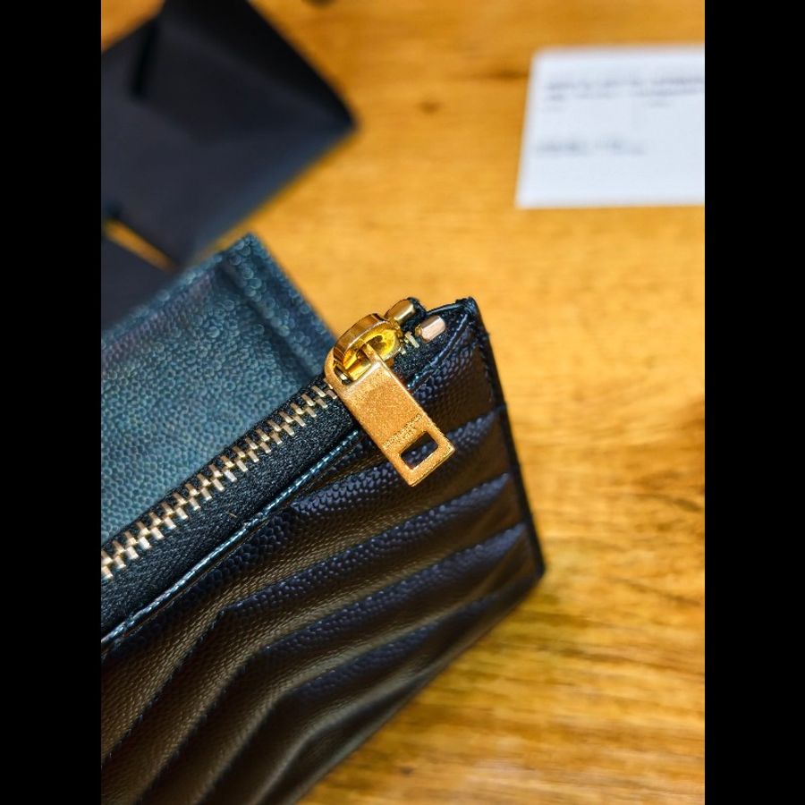 YSL -Monogram經典粒面壓紋皮革對摺錢包(
黑色金Logo)-30