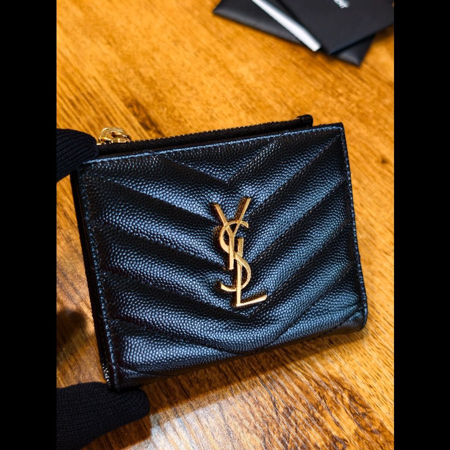 YSL -Monogram經典粒面壓紋皮革對摺錢包(
黑色金Logo)-34