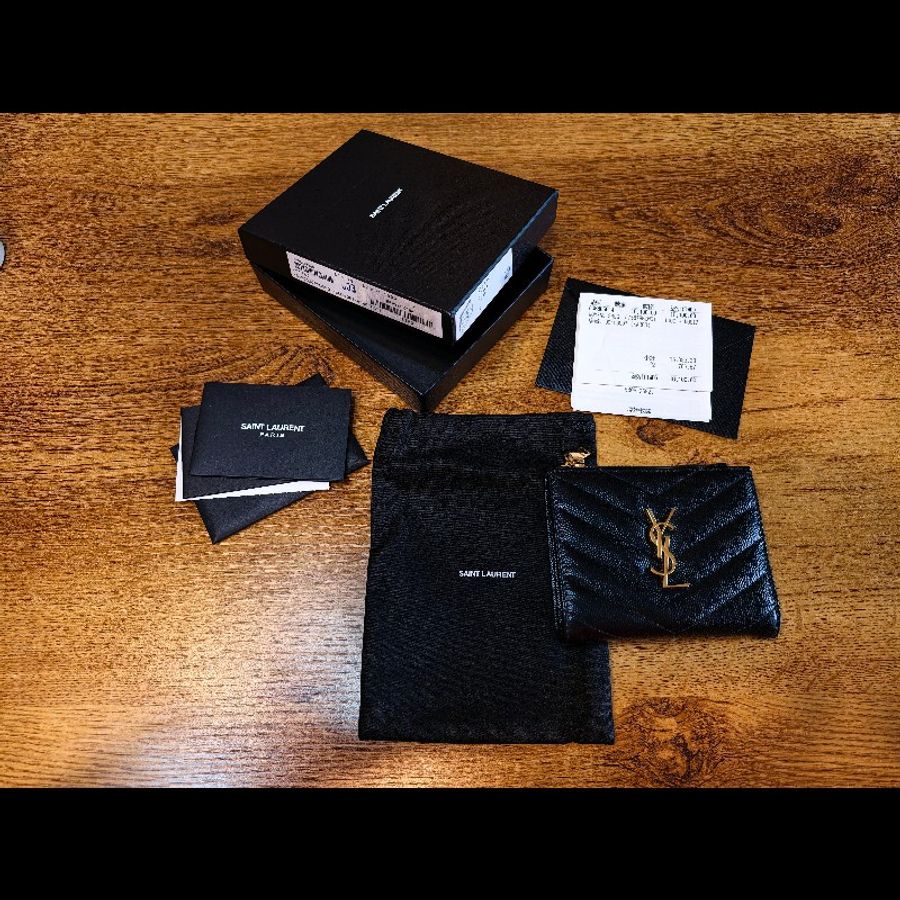 YSL -Monogram經典粒面壓紋皮革對摺錢包(
黑色金Logo)-35