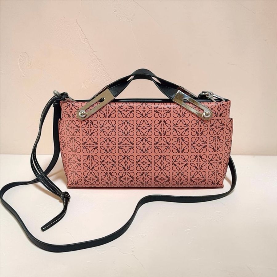 莉亞精品♡ Loewe 雙面斜背包 粉x黑 二手美包-0