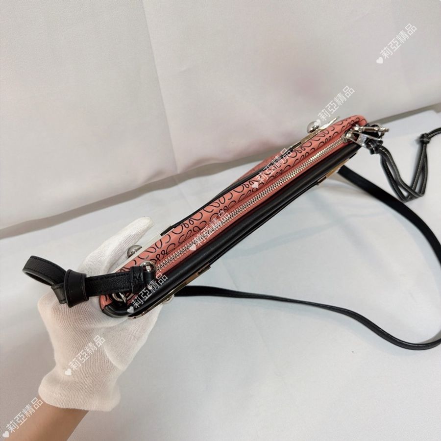 莉亞精品♡ Loewe 雙面斜背包 粉x黑 二手美包-4