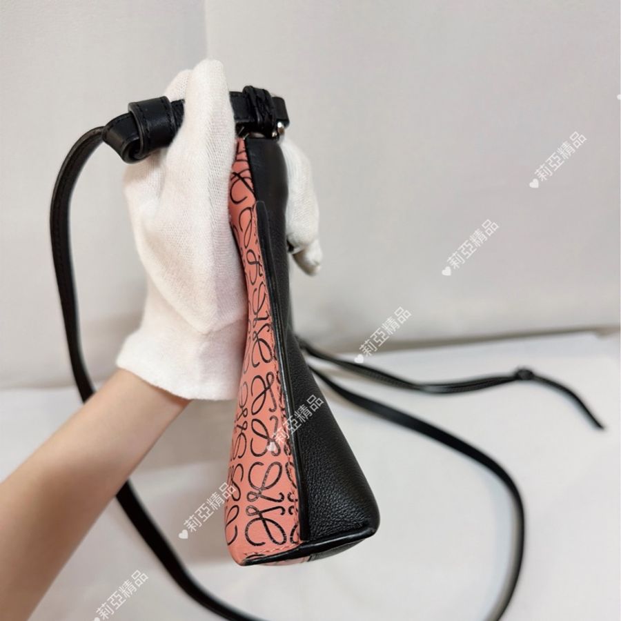 莉亞精品♡ Loewe 雙面斜背包 粉x黑 二手美包-6