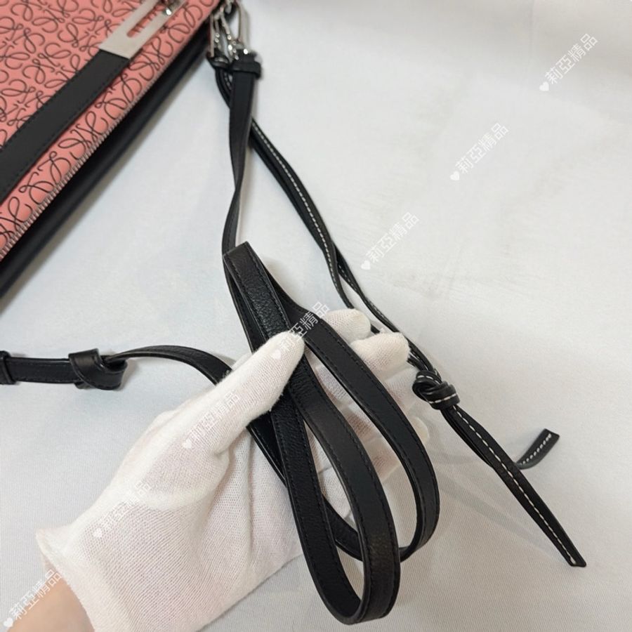 莉亞精品♡ Loewe 雙面斜背包 粉x黑 二手美包-12
