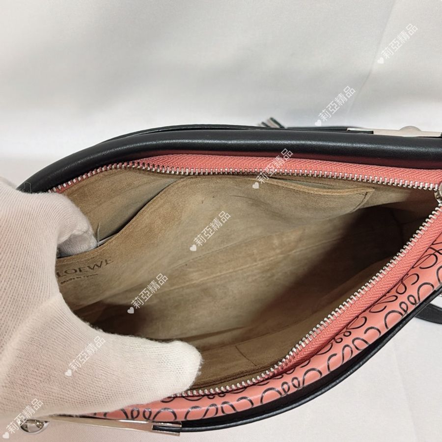 莉亞精品♡ Loewe 雙面斜背包 粉x黑 二手美包-13