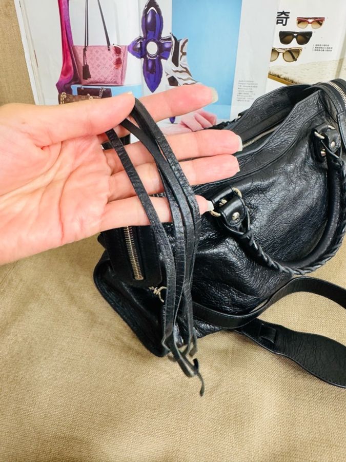 巴黎世家黑銀機車包,採用黑色油蠟羊皮,銀色鉚釘+流蘇拉鏈,辨識度超高-7