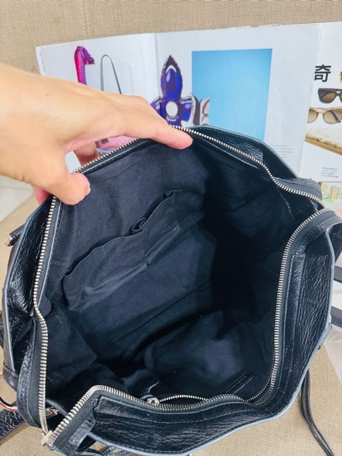 巴黎世家黑銀機車包,採用黑色油蠟羊皮,銀色鉚釘+流蘇拉鏈,辨識度超高-20