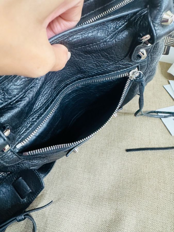 巴黎世家黑銀機車包,採用黑色油蠟羊皮,銀色鉚釘+流蘇拉鏈,辨識度超高-24