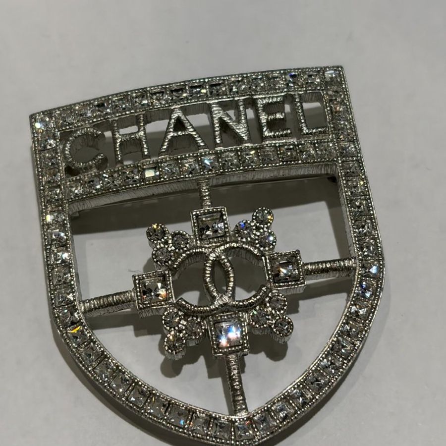 CHANEL 水鑽盾牌胸針-4