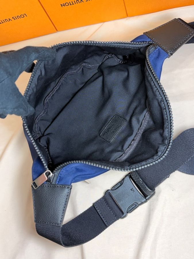 ✨夢幻聯名 Dior 迪奧x KAWS 聯名款 蜜蜂深藍尼龍大logo腰包/胸包-5