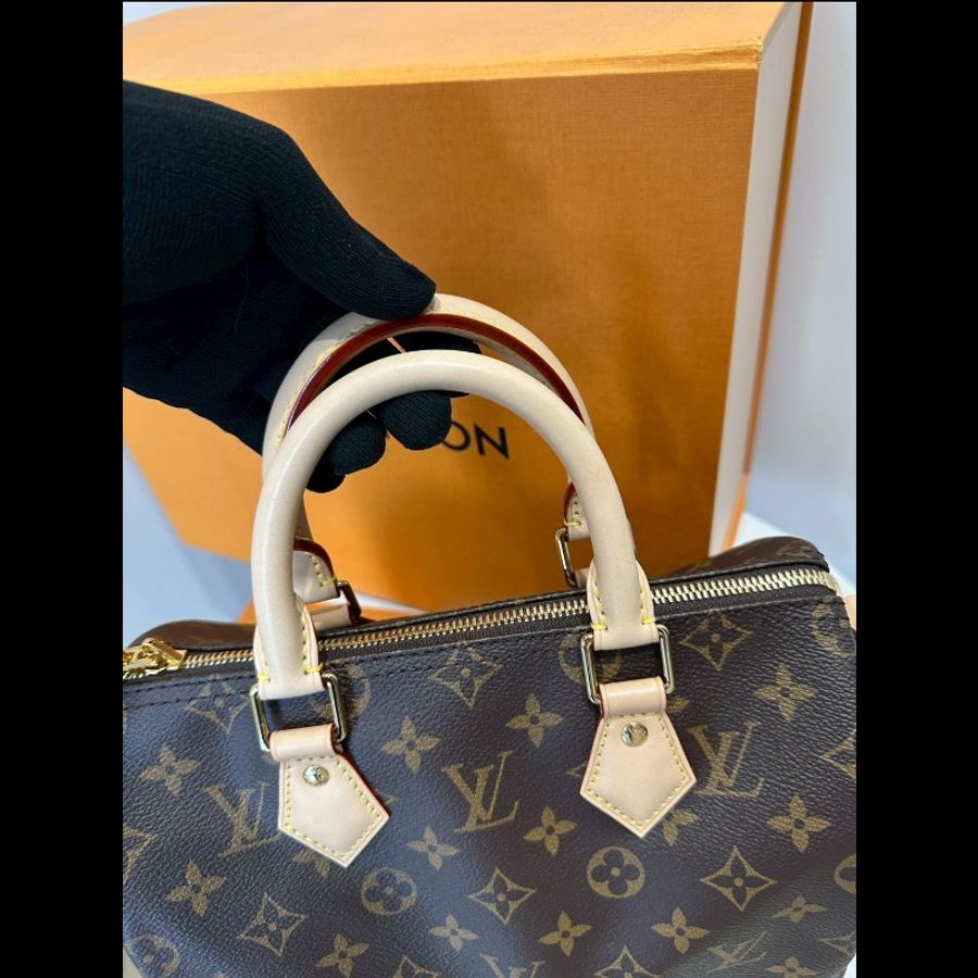 LV speedy 25 芯片款
98新,附背帶、附防塵袋、盒子、新光三越專櫃購證、鎖頭鑰匙-2
