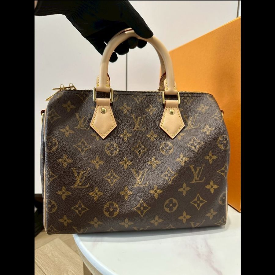 LV speedy 25 芯片款
98新,附背帶、附防塵袋、盒子、新光三越專櫃購證、鎖頭鑰匙-3