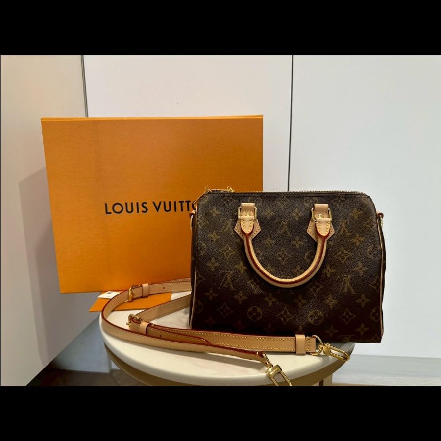 LV speedy 25 芯片款
98新,附背帶、附防塵袋、盒子、新光三越專櫃購證、鎖頭鑰匙-10
