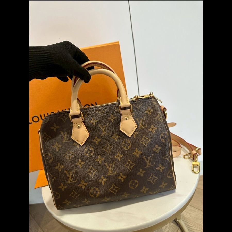 LV speedy 25 芯片款
98新,附背帶、附防塵袋、盒子、新光三越專櫃購證、鎖頭鑰匙-11