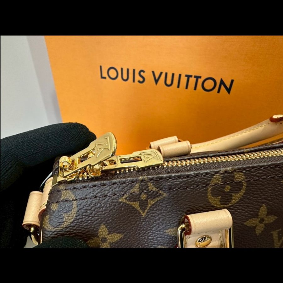 LV speedy 25 芯片款
98新,附背帶、附防塵袋、盒子、新光三越專櫃購證、鎖頭鑰匙-17