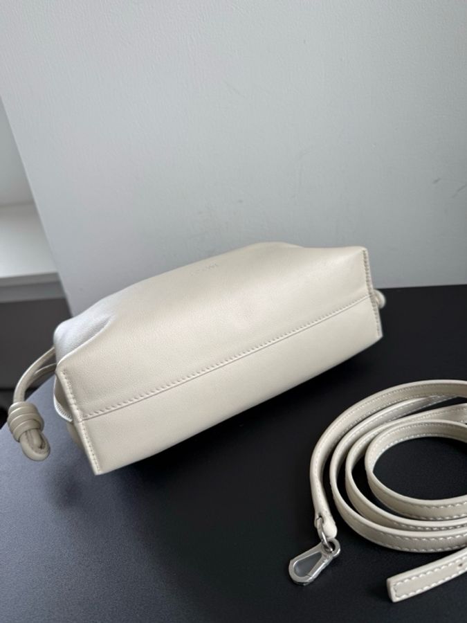 loewe羅意威mini福袋,奶油白,新款字母標,原始好成色,99新。。-3