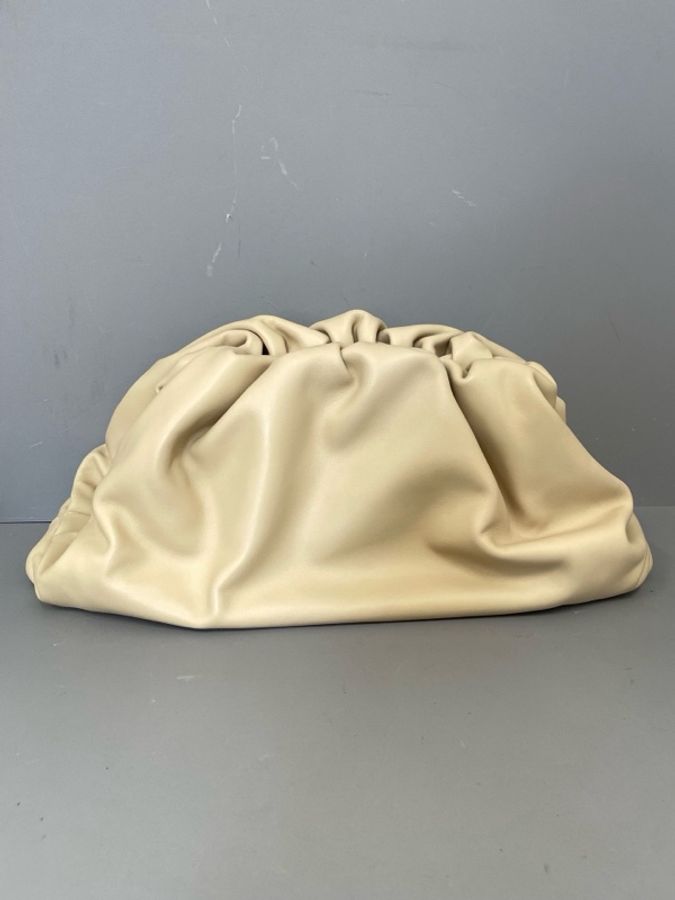 Bottega Veneta 葆蝶家 BV POUCH雲朵包 純色簡約 牛皮 手拿包 女款 底長38-0
