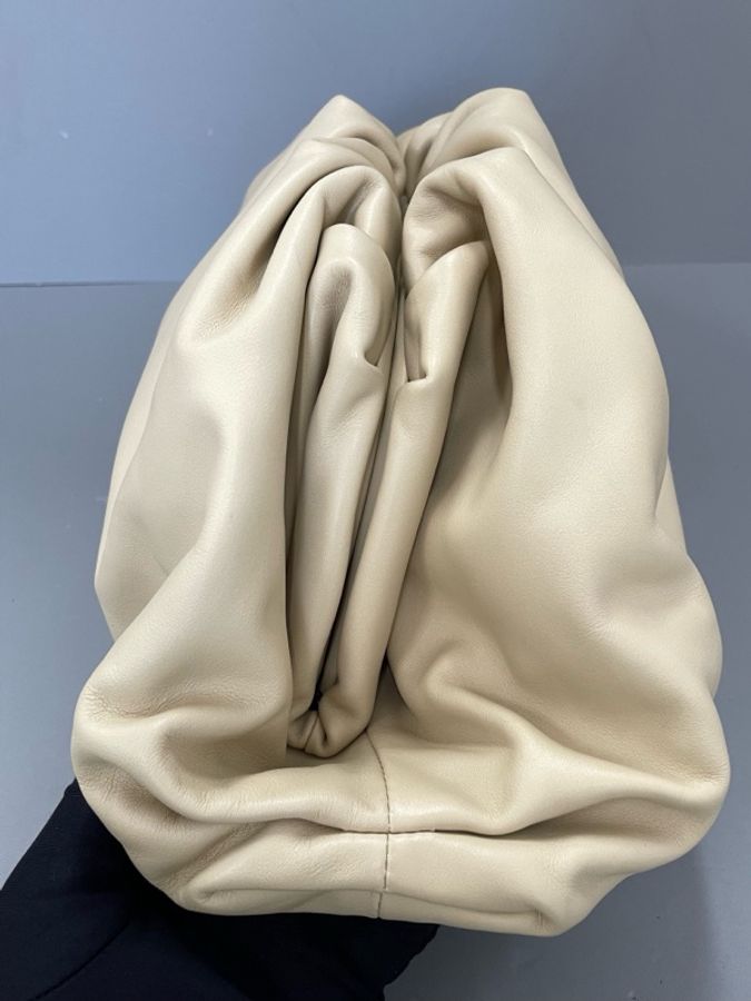 Bottega Veneta 葆蝶家 BV POUCH雲朵包 純色簡約 牛皮 手拿包 女款 底長38-4