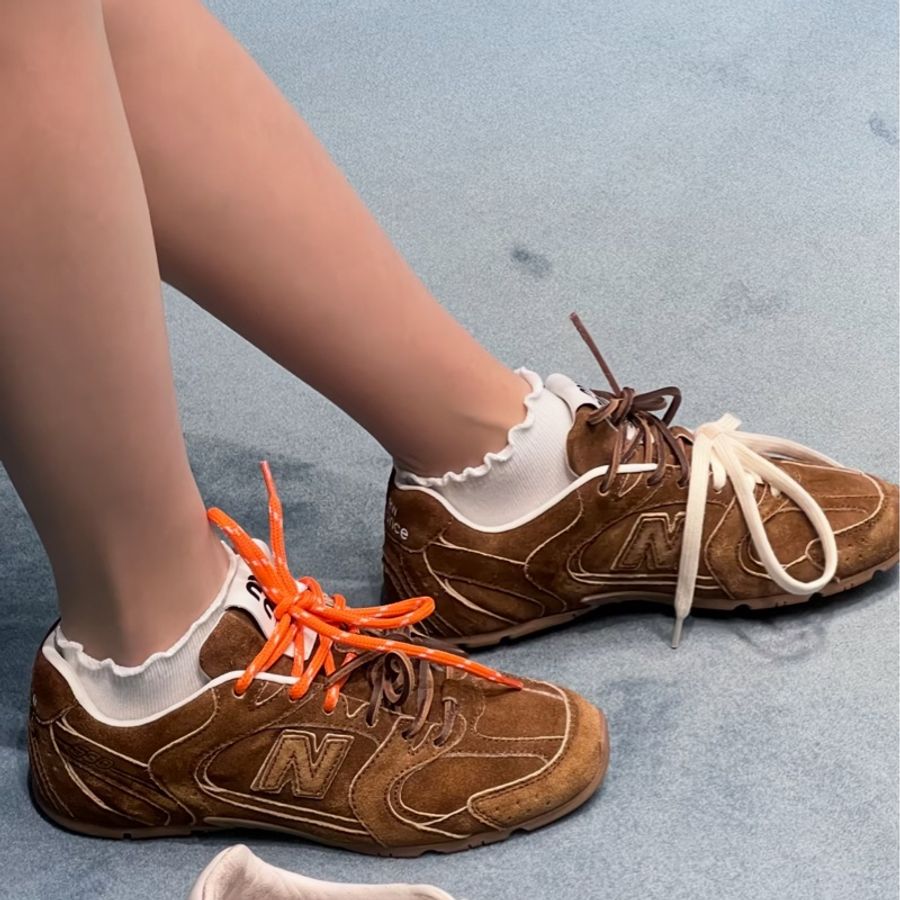 【2024秀場爆款聯名🔥又潮又甜✨】miumiu×newbalance|530 SL 系帶圓頭 德訓鞋薄底鞋 絨面 低幫 生活休閒鞋 男女同款 37碼-1