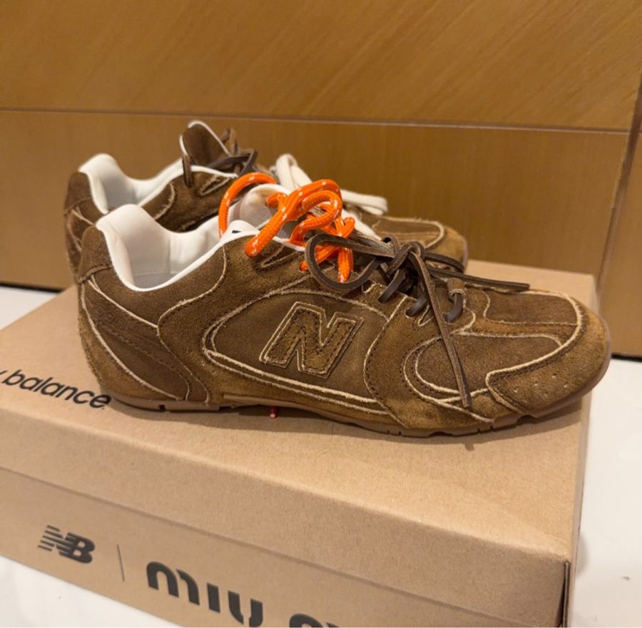 【2024秀場爆款聯名🔥又潮又甜✨】miumiu×newbalance|530 SL 系帶圓頭 德訓鞋薄底鞋 絨面 低幫 生活休閒鞋 男女同款 37碼-3