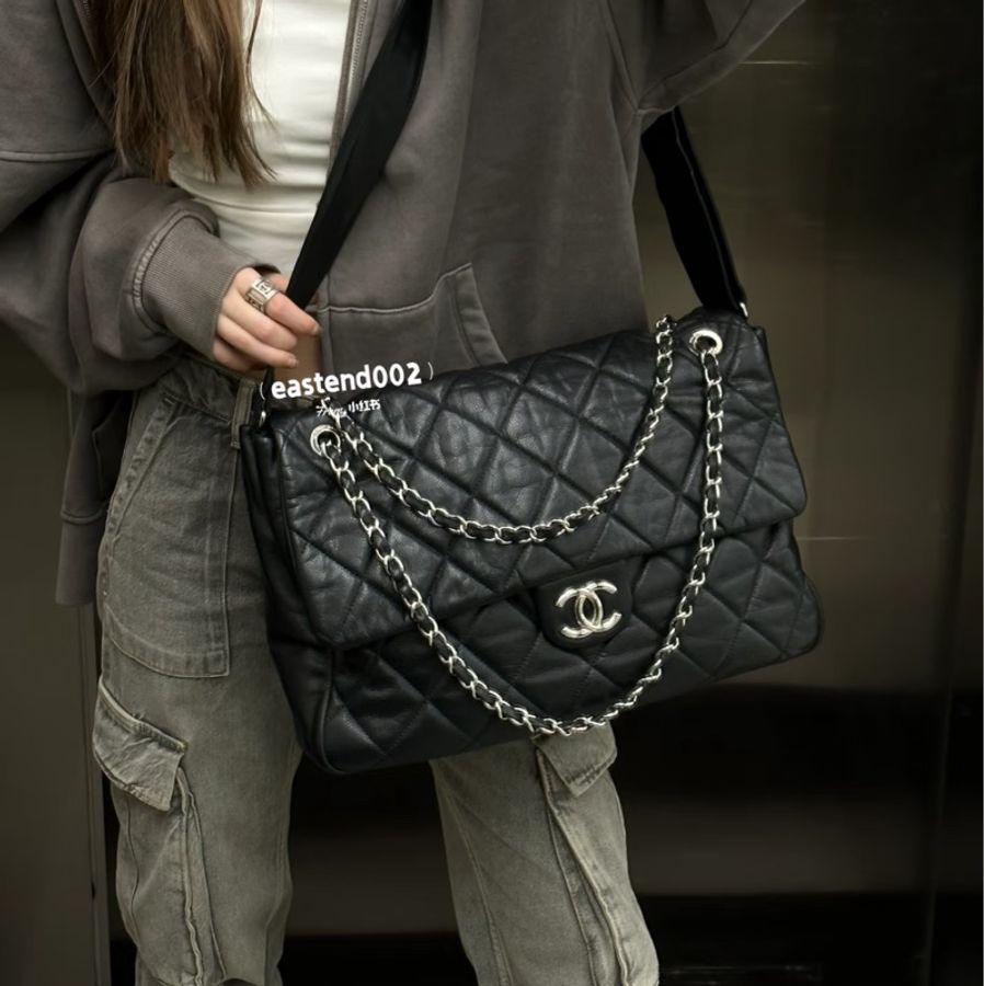 Chanel • 經典黑銀寬肩帶荔枝牛皮機場包 Maxi 井柏然同款-0