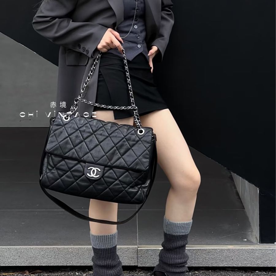Chanel • 經典黑銀寬肩帶荔枝牛皮機場包 Maxi 井柏然同款-1