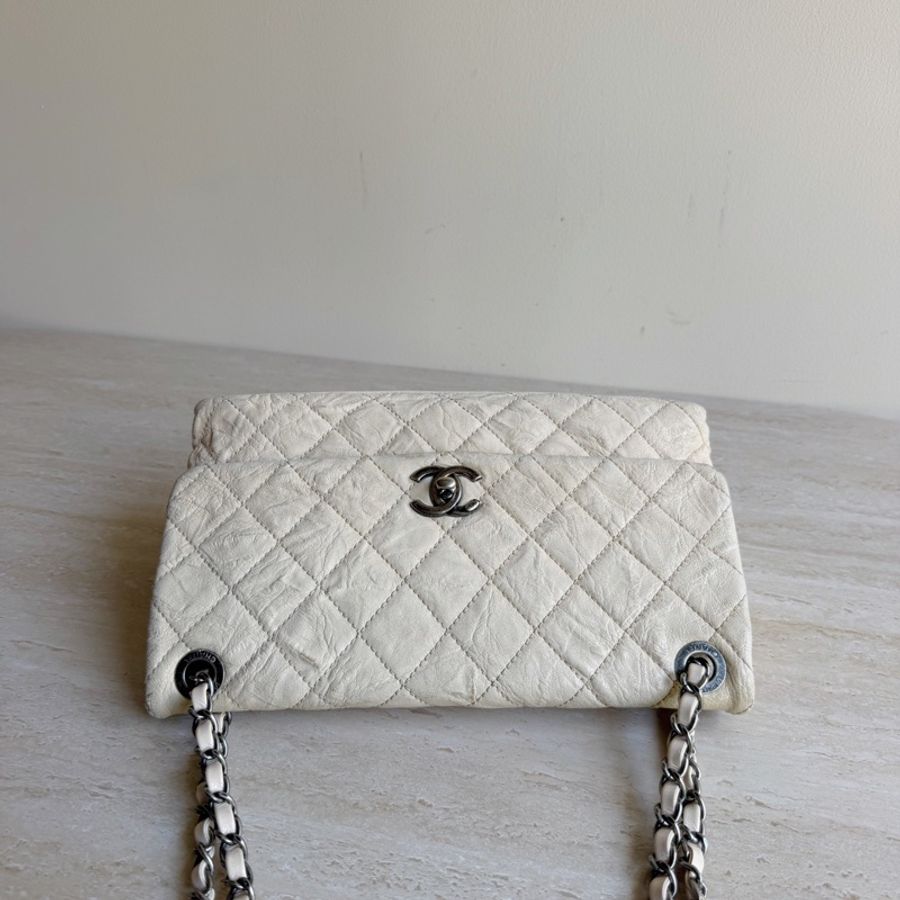 Chanel • 經典白銀牛皮機場包-1