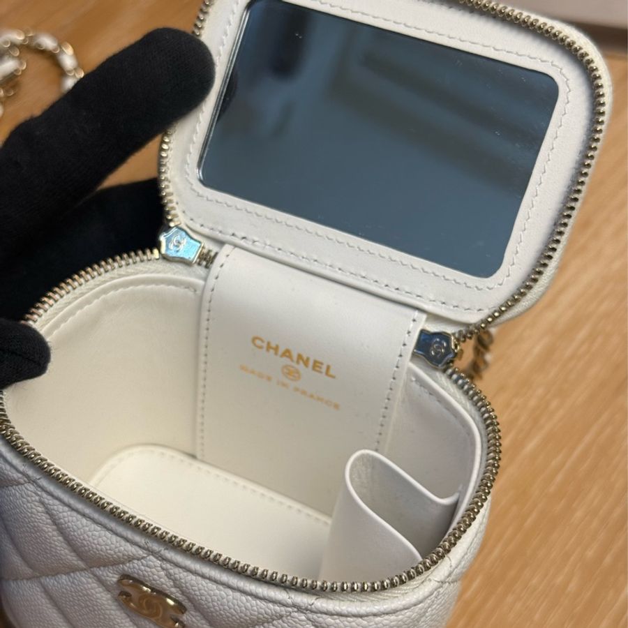 (膠膜未撕)Chanel Vanity 白色荔枝皮 金釦 鏈帶化妝盒包✨最新晶片款-9