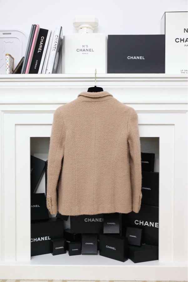 Chanel 96年橡皮粉琉璃扣四口袋外套长裙套装-3