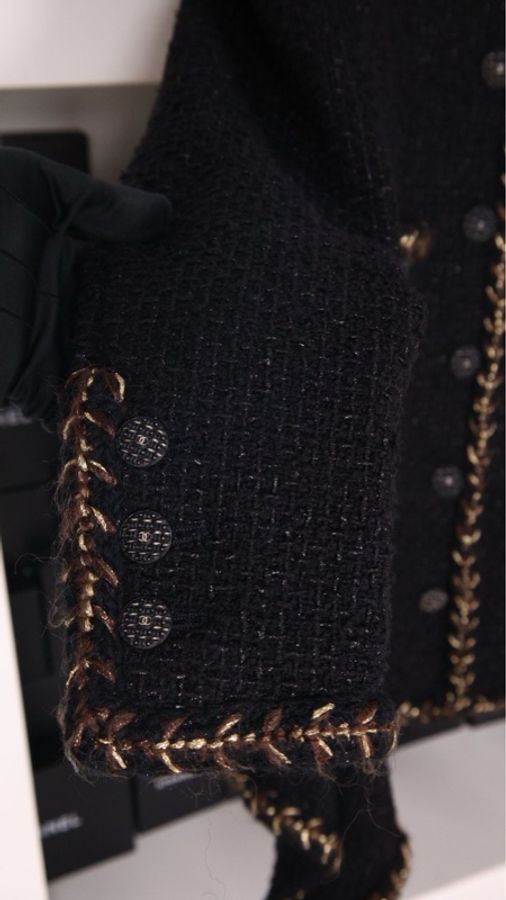 Chanel 18年森林系列秀款jennie同款黑色不规则下摆细闪两口袋外套-14