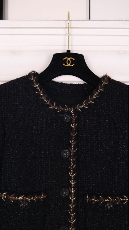 Chanel 18年森林系列秀款jennie同款黑色不规则下摆细闪两口袋外套-16