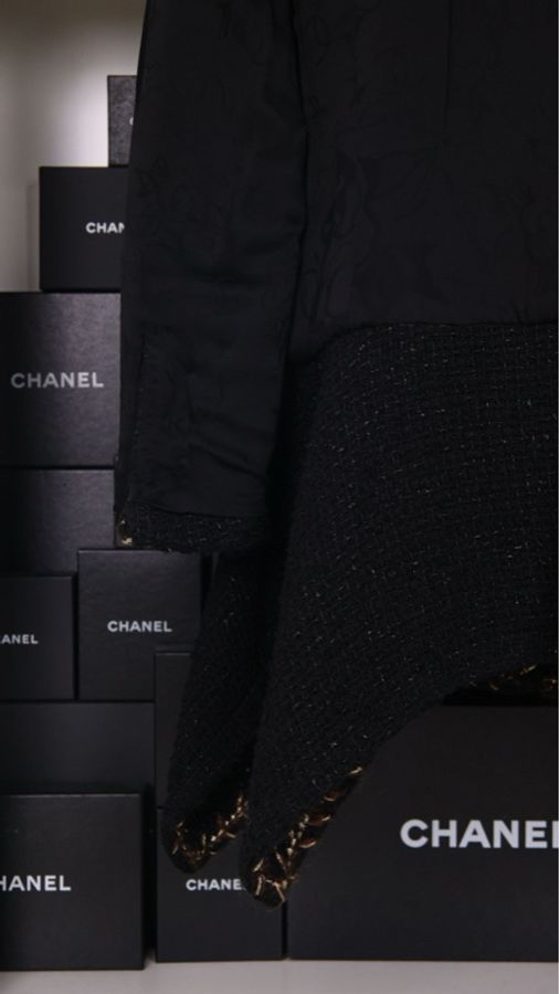 Chanel 18年森林系列秀款jennie同款黑色不规则下摆细闪两口袋外套-17