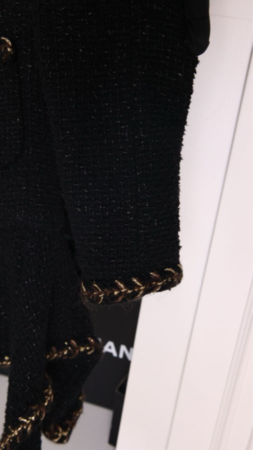 Chanel 18年森林系列秀款jennie同款黑色不规则下摆细闪两口袋外套-27
