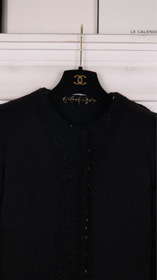 Chanel 18年森林系列秀款jennie同款黑色不规则下摆细闪两口袋外套-28